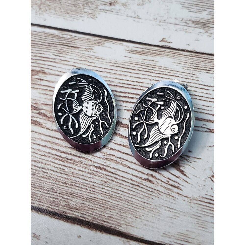 Vintage Clip On Earrings 1" Silver Tone & Black Oval Fish Design - Picture 2 of 5